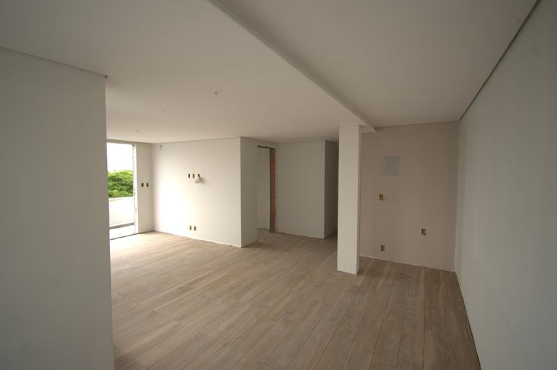 Ambiente depois da reforma, com forro em drywall, piso amadeirado e paredes lisas